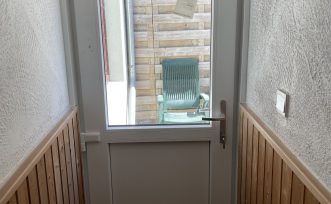 witte pvc deur met raam